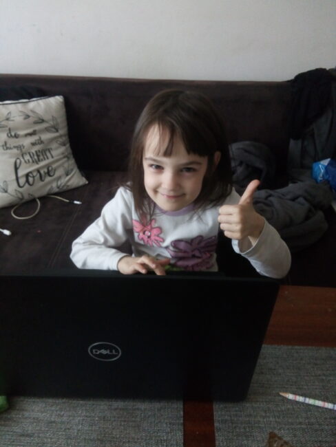 dziecko z laptopem