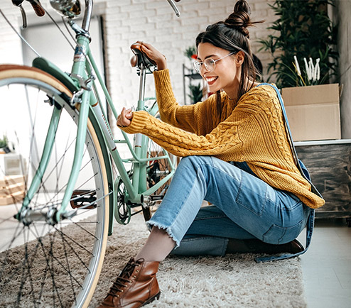 uśmiechnięta kobieta z rowerem